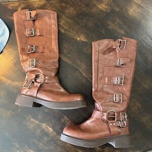 Brown leather moto boot looks
